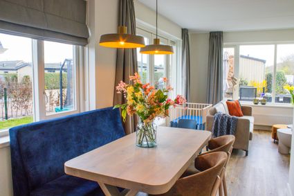 Onze sfeervolle Kids Bungalows zijn standaard ingericht met een babybed, kinderstoel, box, babybadje, inloopdouche, 4 grote bedden en 1 peuterbedje (Tippiebed)