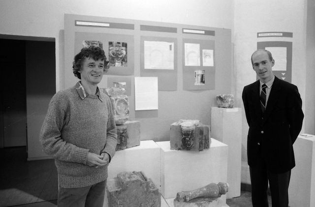 Bouwhistoricus Ad van Drunen en J. van Heijningen in een expositieruimte