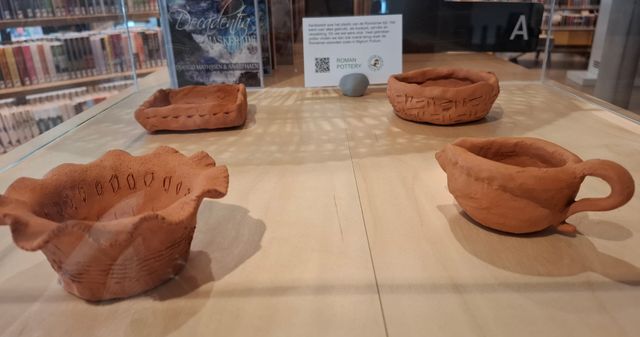 Vier gekleide aardewerken potten