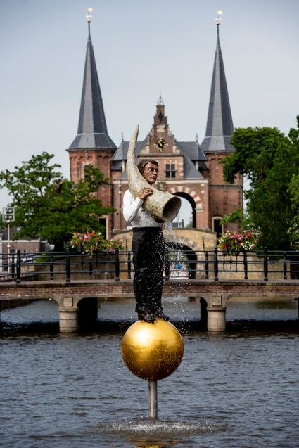 De Fontein van Fortuna met op de achtgrond de Waterpoort van Sneek