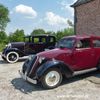 Oude automobielen opgesteld voor het museum
