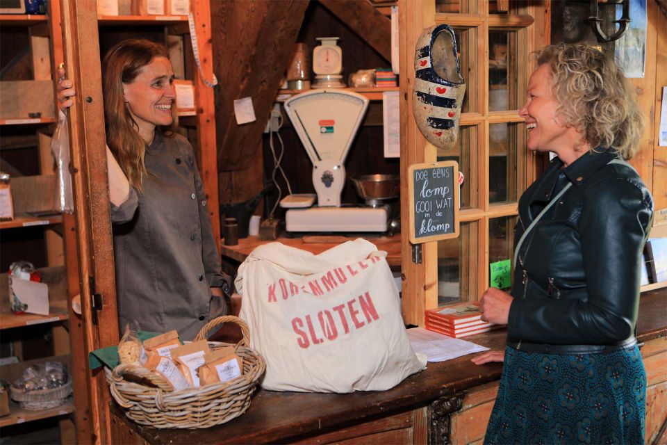 Medewerker helpt klant in de winkel van korenmolen de Kaai.