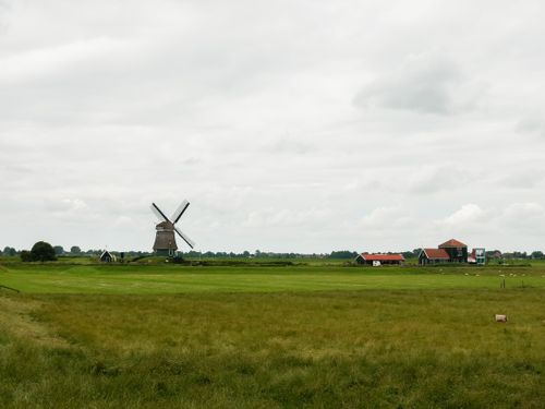 Uitzicht op de Etersheimerbraak met de molen, het bezoekerscentrum en het minimuseum