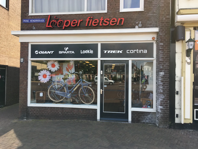 Vooraanzicht van het pand van Looper fietsen in Sneek.