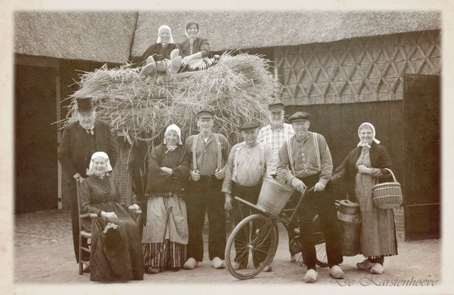 groepsfoto in authentieke kleding