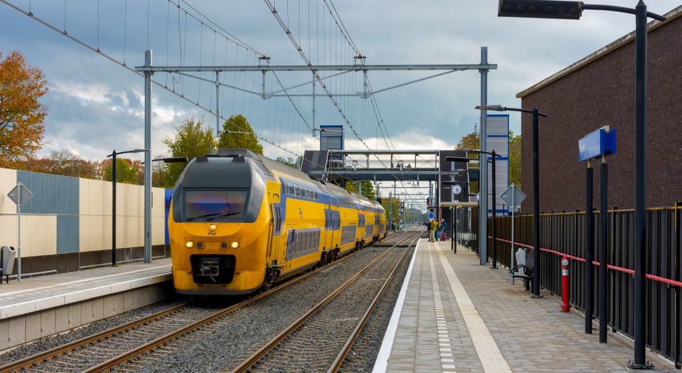 Intercity trein op NS Station Bestevaer in Vught