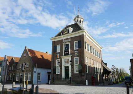 Historisch gebouw Stadhuis Nieuwpoort, Nieuwpoort, Zuid-Holland, centrum van vestingstad in het Groene Hart met bakstenen gevel, kloktoren en karakteristieke straat met oude huizen.