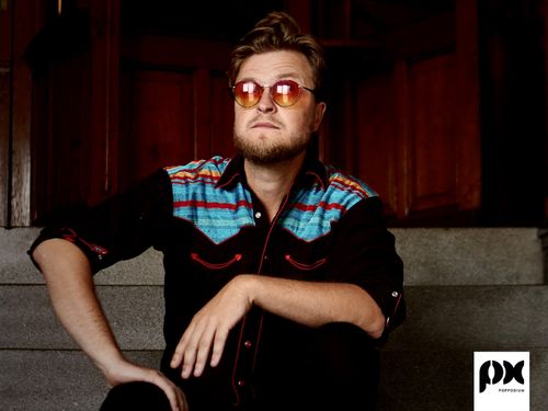 Een man met een ronde zonnebril op