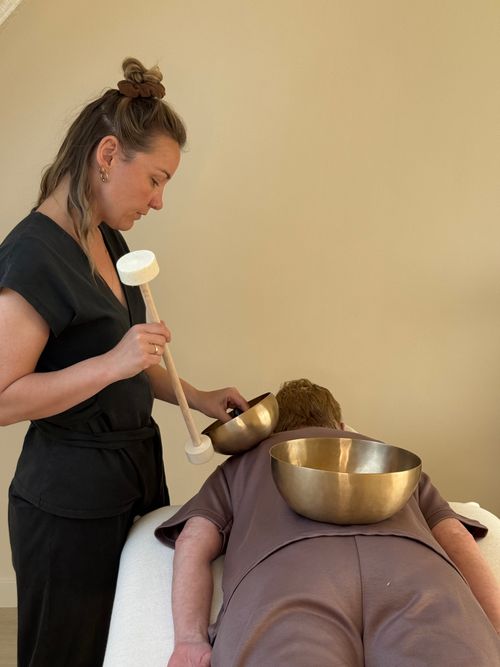 Vrouw die reiki uitoefent bij ander persoon