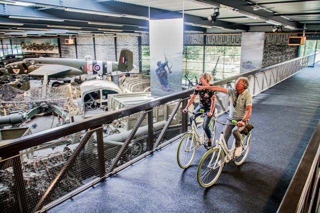 Fietsers op de fietsbrug in Museum Overloon
