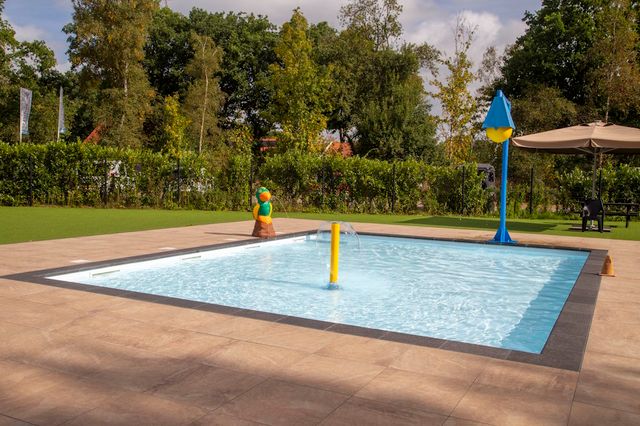 Ein Kinderbecken auf einem Campingplatz in Drenthe, Niederlande.