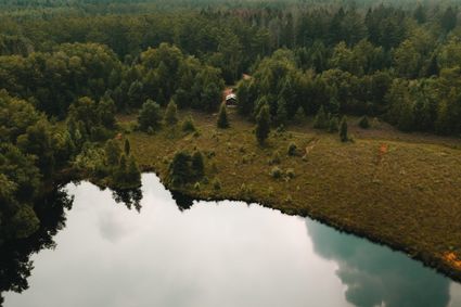Luchtfoto van een cabiner in de Drentse natuur.