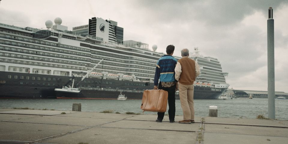 Twee mensen die naar een schip kijken