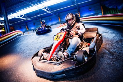 Karter op de indoor kartbaan van Coronel in Huizen.