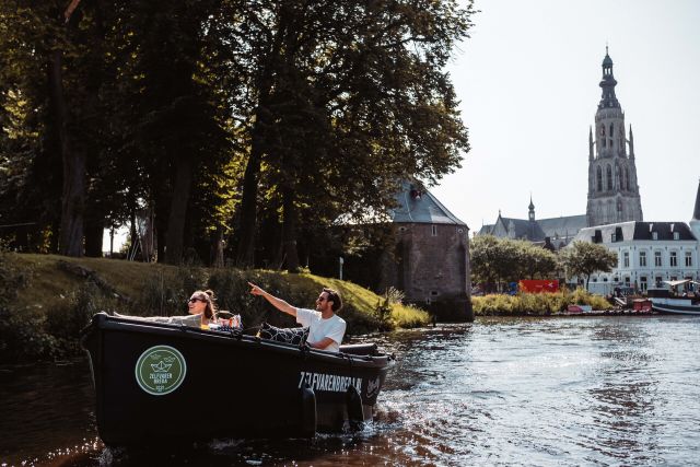 Varen over de Singels in Breda