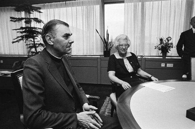 Bisschop Bluyssen in gesprek met staatssecretaris Haars over de Turkse bezetters. 