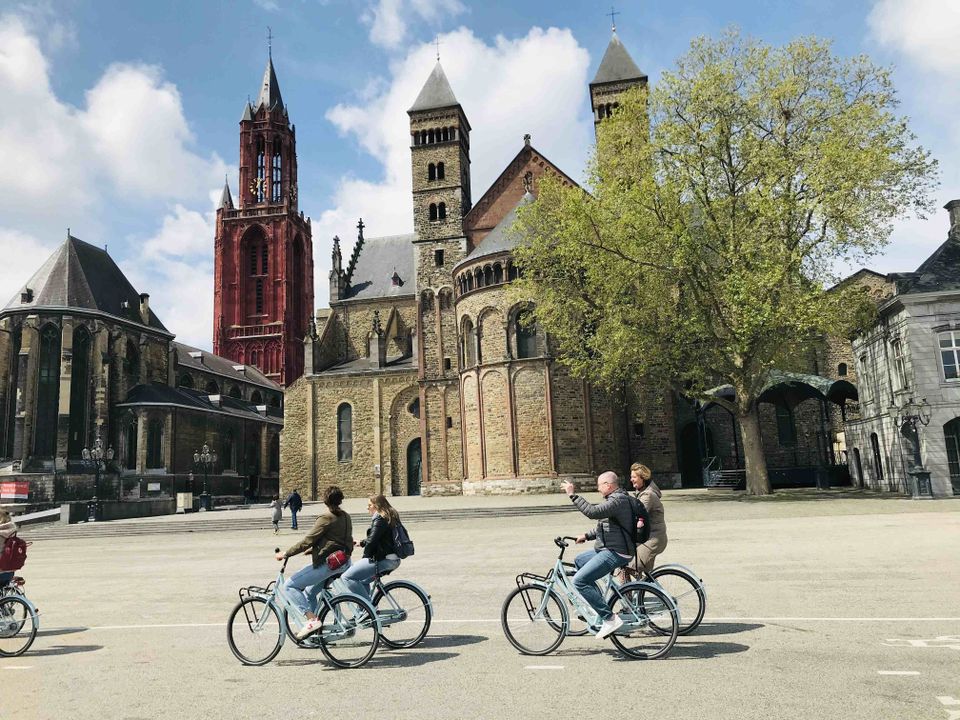 Baja Bike Maastricht groep fietsen over vrijthof Maastricht