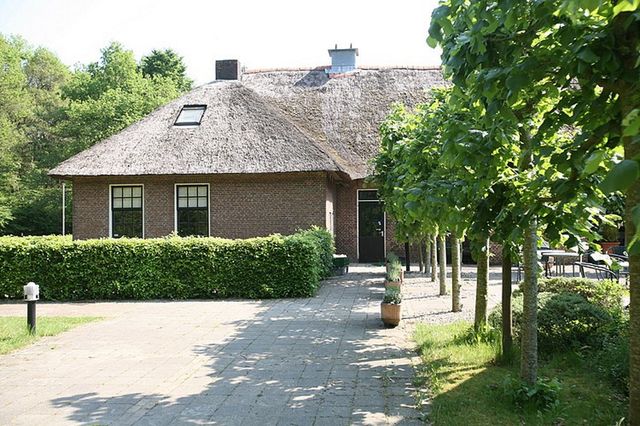 Kleinschalig hotel in een rietgedekte boerderij.