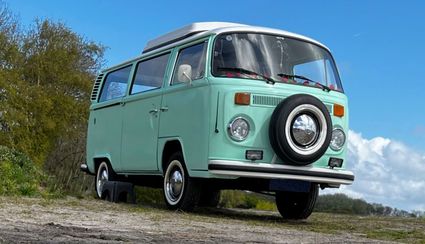 De voorkant van de tourbus van Typical Dutch Tour