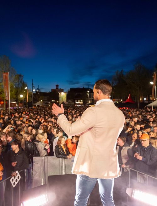 Iemand die aan het zingen op de Koemarkt in Purmerend