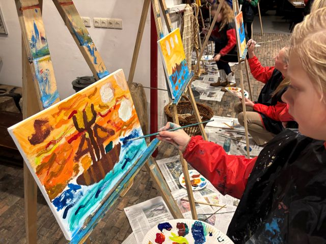 Kinderen die schilderen in het Katwijks Museum