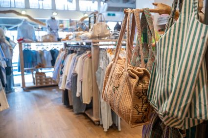 KEK Store interieur met assortiment tassen
