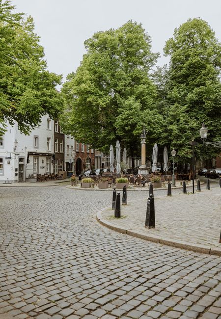 Grote Looiersstraat Maastricht pleintje met terras
