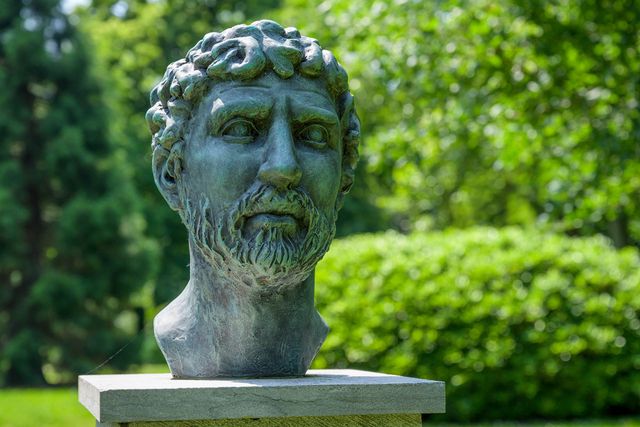 Beeld keizer Hadrianus in Park Arentsburgh