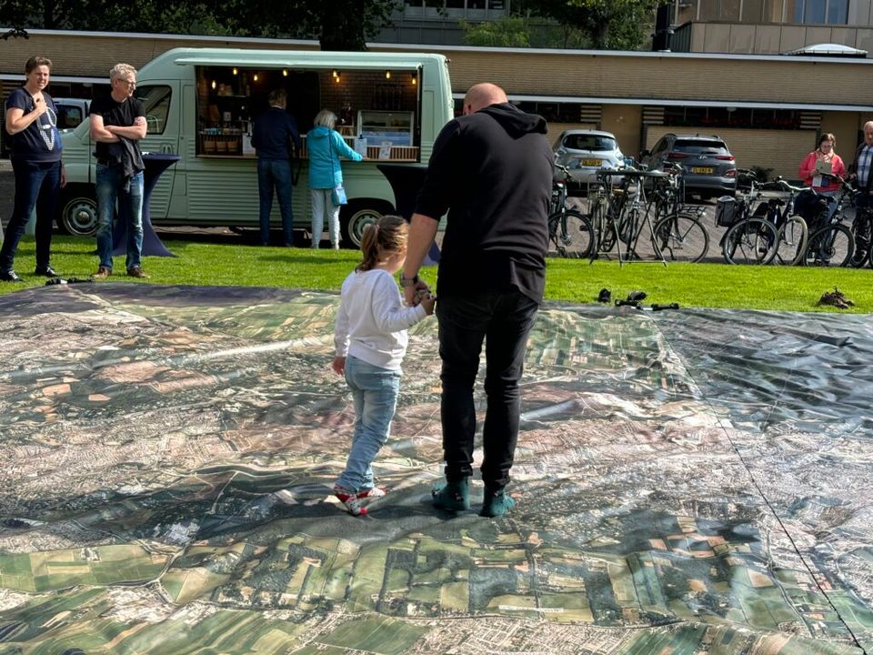 Wandelen over een reuzekaart