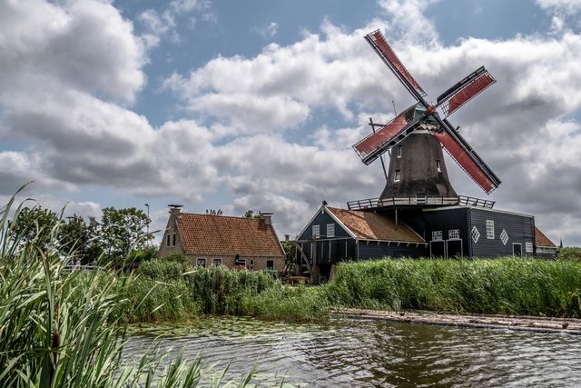 molen van ijlst
op de achtergrond bewolking