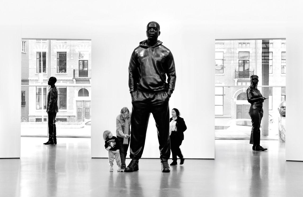 buitenexpositie van maar liefst 24 meter lang met het thema “Contrast in fotografie.” Tot en met 10 januari 2026 zijn de werken van acht fotografen dag en nacht te bewonderen bij Cultuurplein de Bleek.