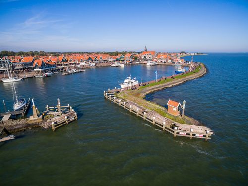 Luchtfoto van de haven in Volendam.