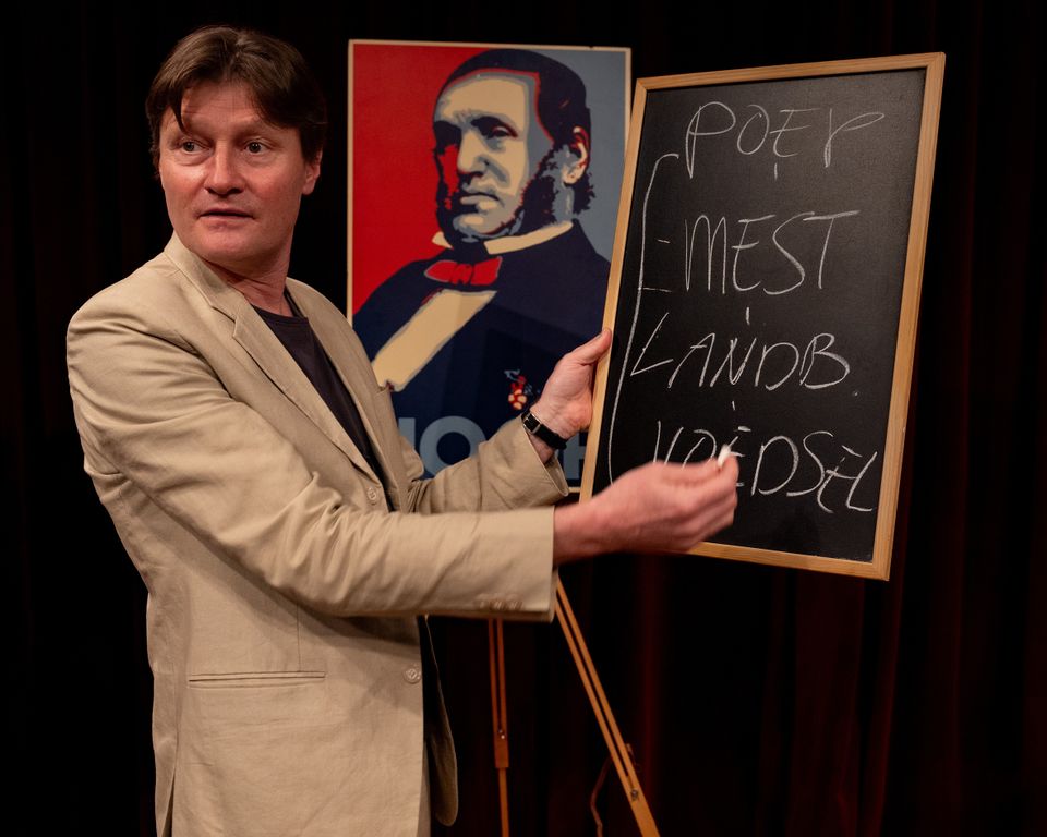 Een man die iets op een krijt bord schrijft