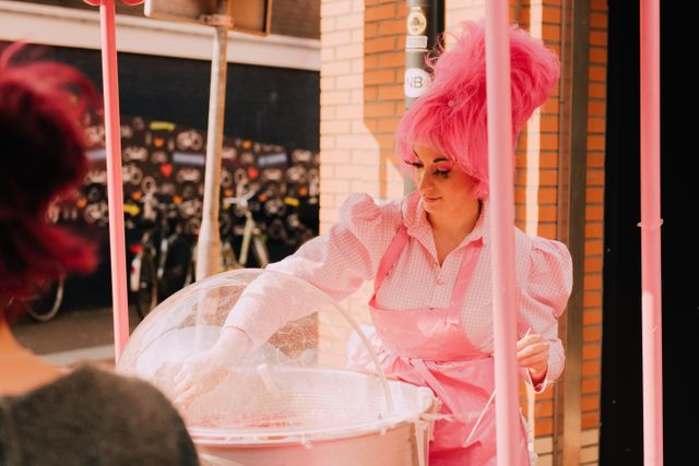 Vrouw maakt suikerspin