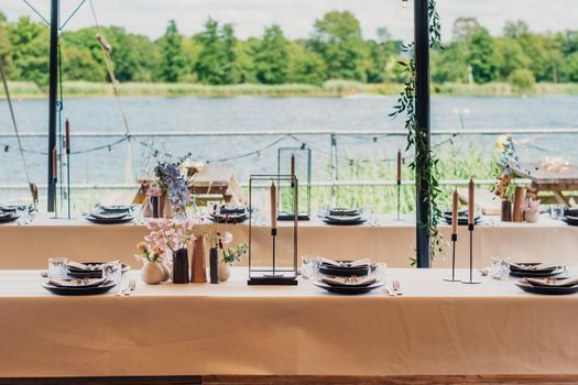 Gedekte tafel trouwerij