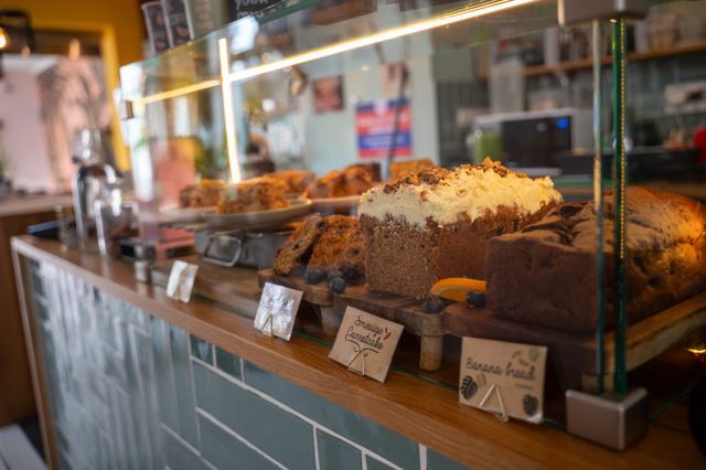 Your Coffee assortiment verse baksels in vitrine