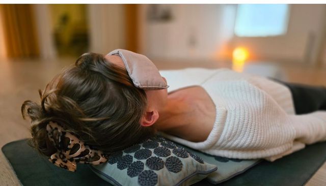 Vrouw ligt ontspannen op een yogamat