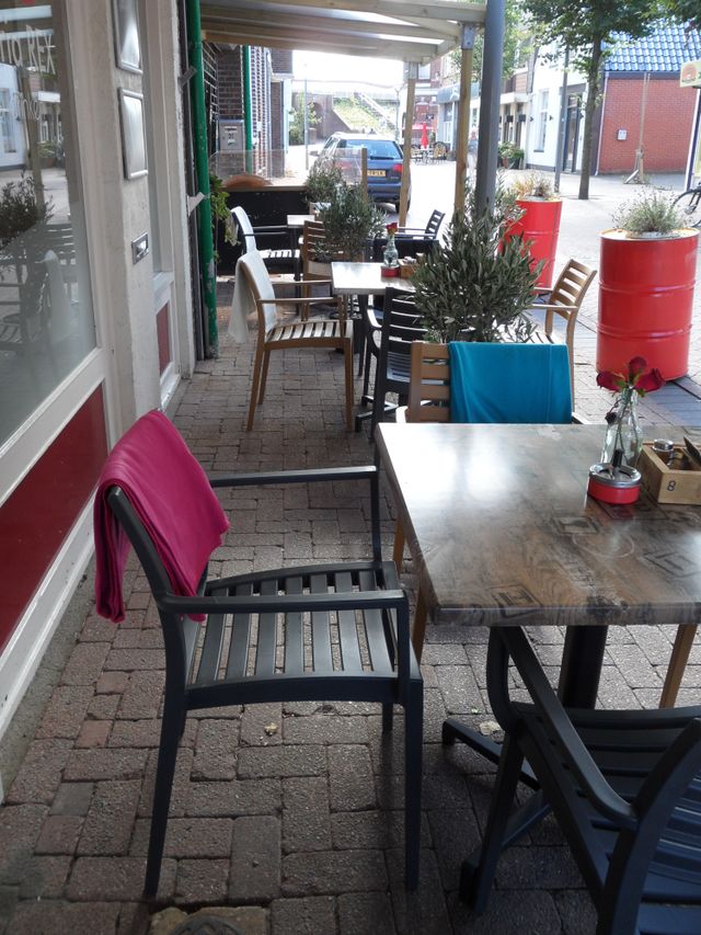 Neem plaats op ons gezellige terras en laat je bedienen!