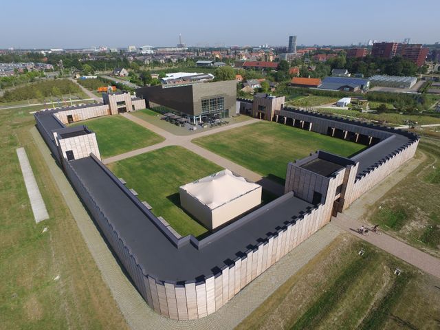 Het moderne fort Hoge Woerd vanboven af gezien.