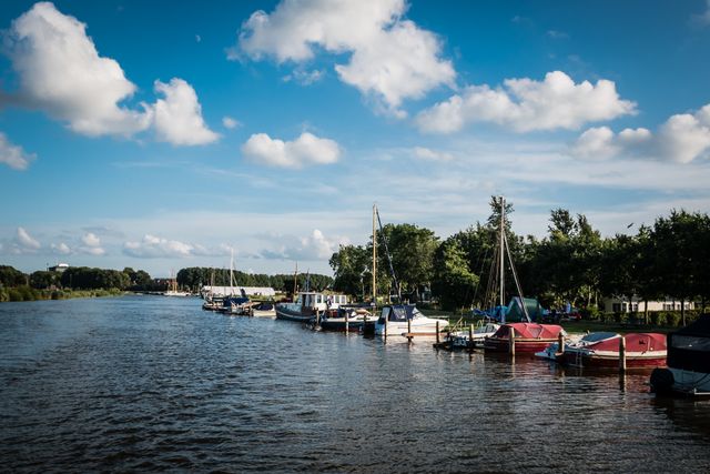 Recreatiepark De Jerden in Sloten vanaf het water, met aangelegde boten op de voorgrond.