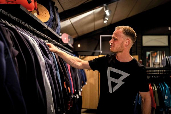 Medewerker Surf Store - Zeil- & Surfcentrum Brouwersdam