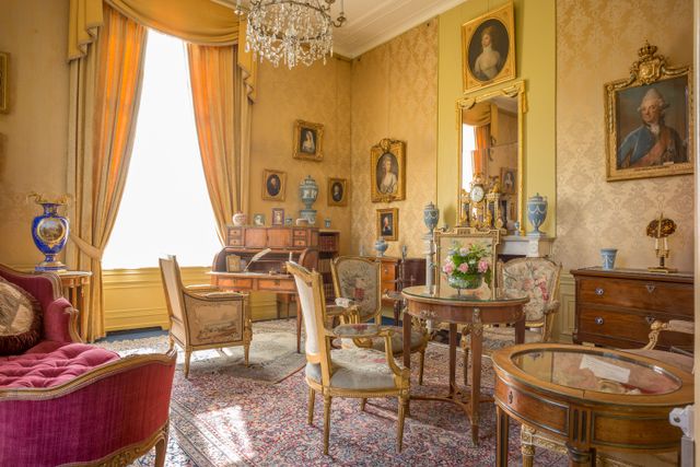 Binnen bij Huis Doorn in een rijk versierde kamer volledig in de stijl van vroeger