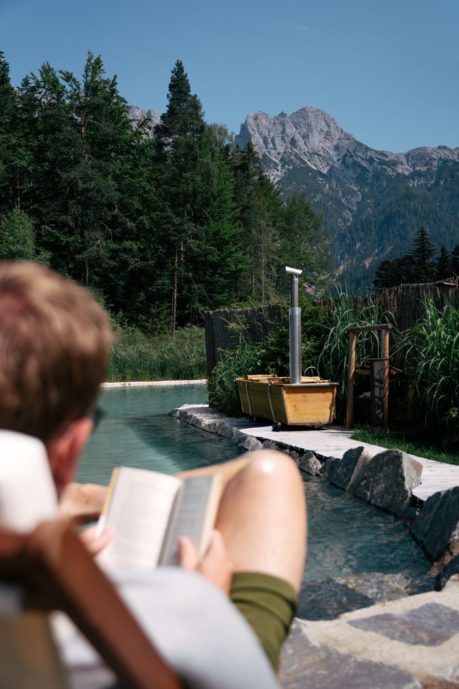 Relaxen bij het zwembad
