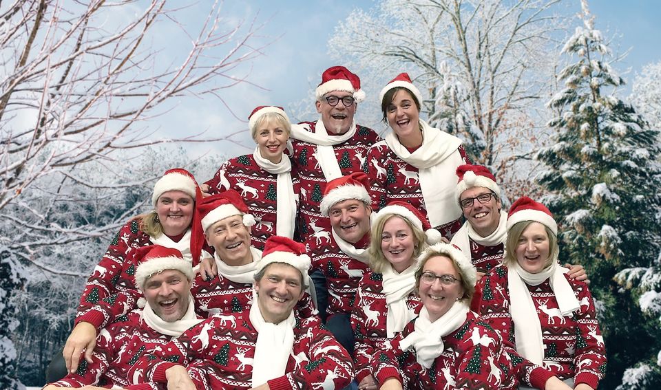 Groepsfoto Santa Singers met kerstoutfits