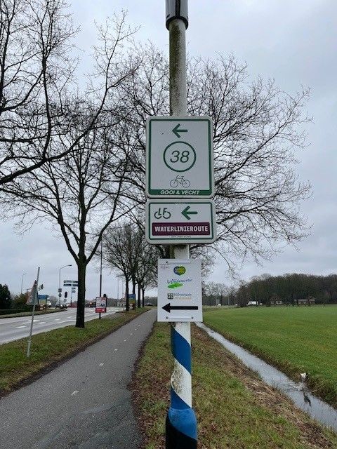 Bordjes geven de route aan