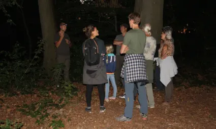 Op excursie in een donker bos