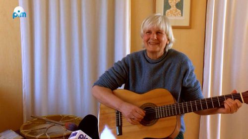 Een vrouw op een gitaar