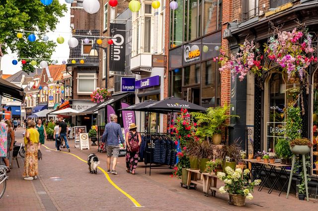 Menschen gehen durch die Einkaufsstraße in Meppel.