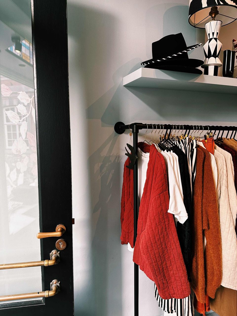L'atelier Marit winkel Maastricht interieur deur en kledingrek