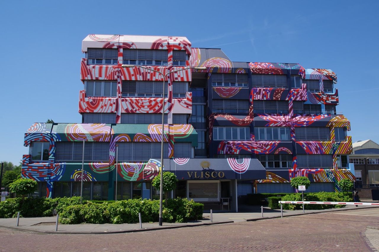Hoofdkantoor Vlisco beschilderd met kunstwerk.